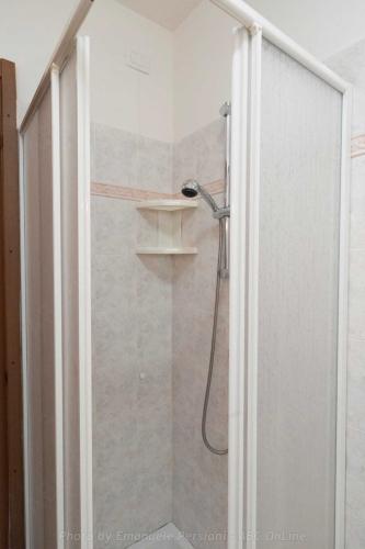 appartamento_2_agriturismocastelfranco_raw_13_bagno_doccia_ps